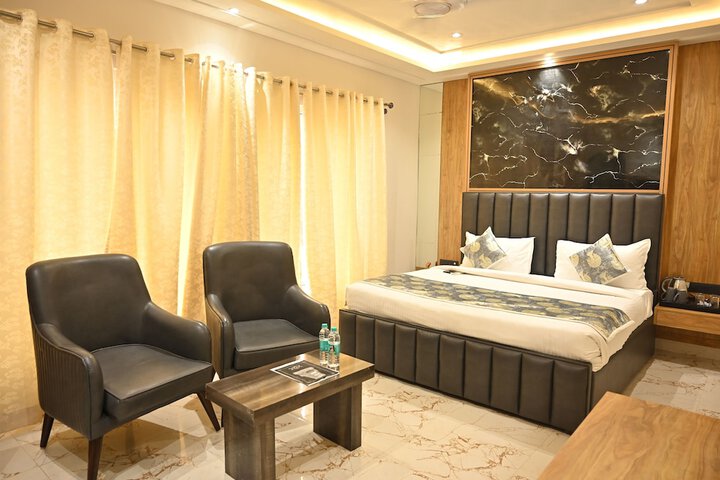 Room 8 of 18