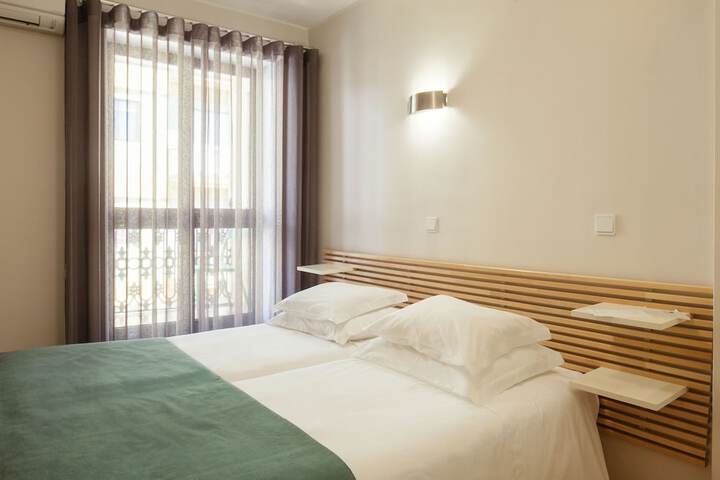 Room 27 of 76