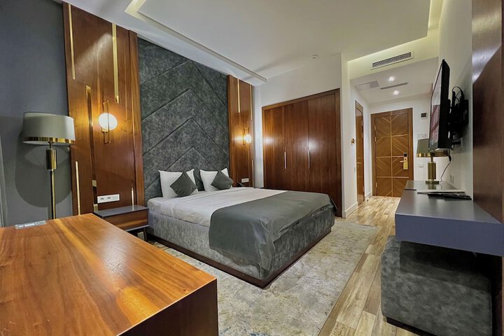 Room 13 of 38