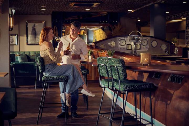 Lobby lounge