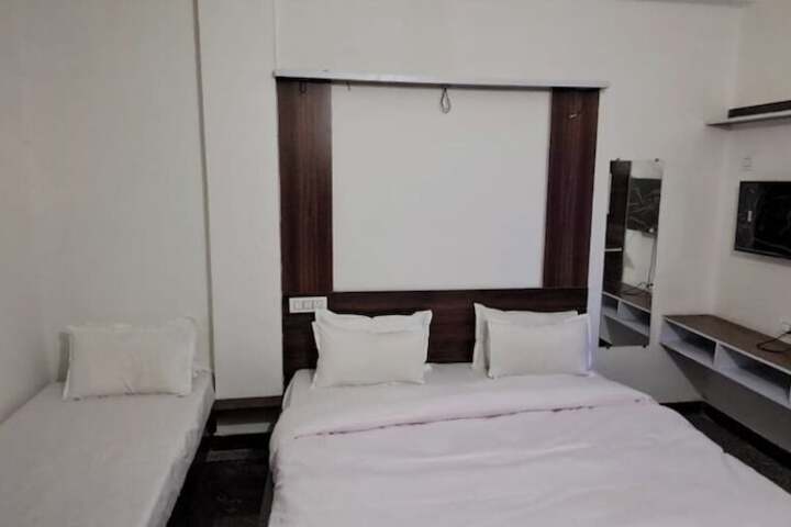 Room 12 of 16