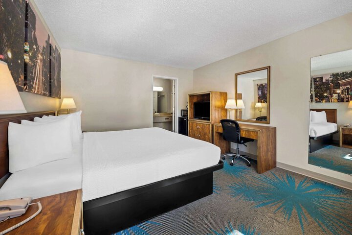 1 King Bed (10 of 11)