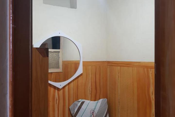Room 7 of 12