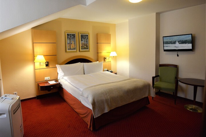Room 5 of 38