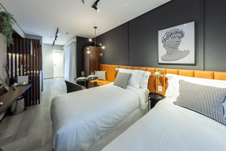 Room 33 of 184