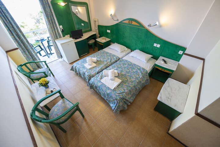 Room 5 of 76
