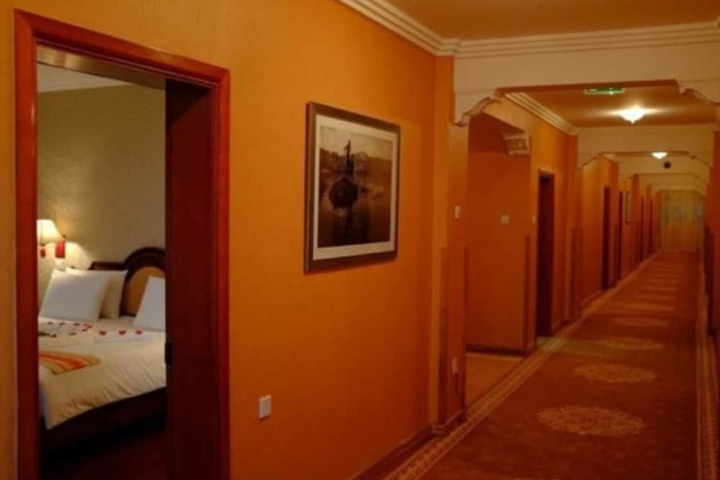 Ballroom/Hall 37 of 42