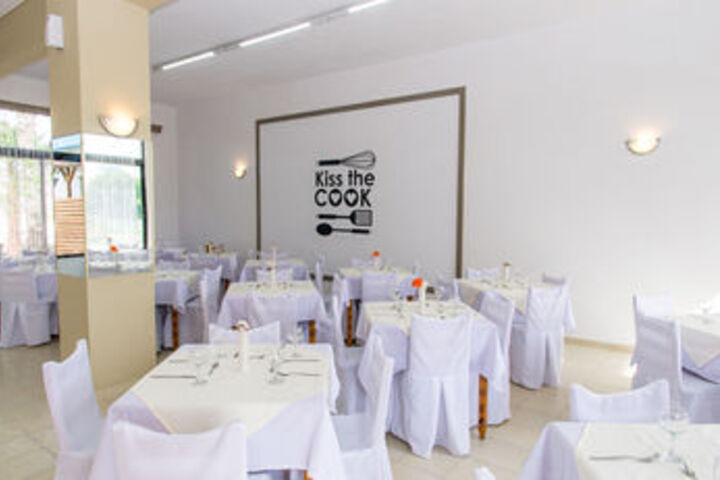 Dining 16 of 20