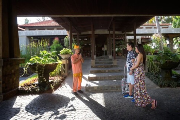 Entrance & Lobby