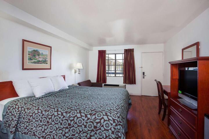 1 King Bed (4 of 16)
