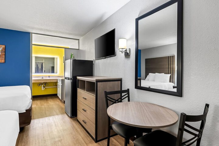 Room 16 of 40
