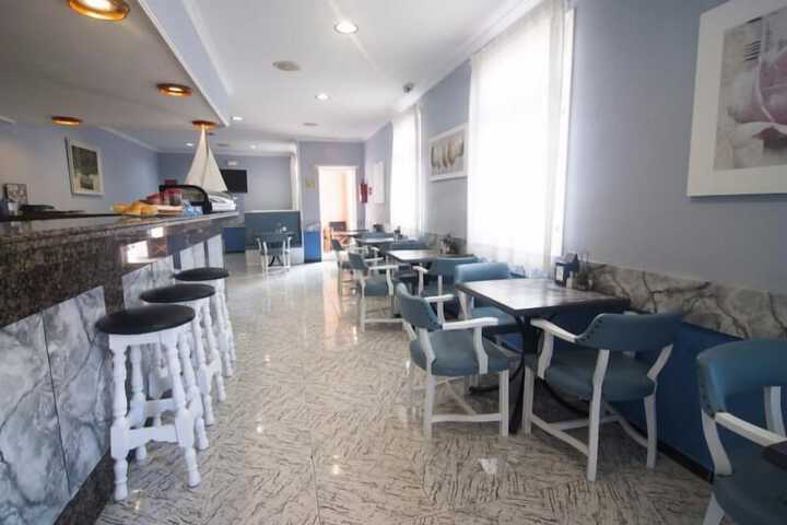 Lounge 15 of 24