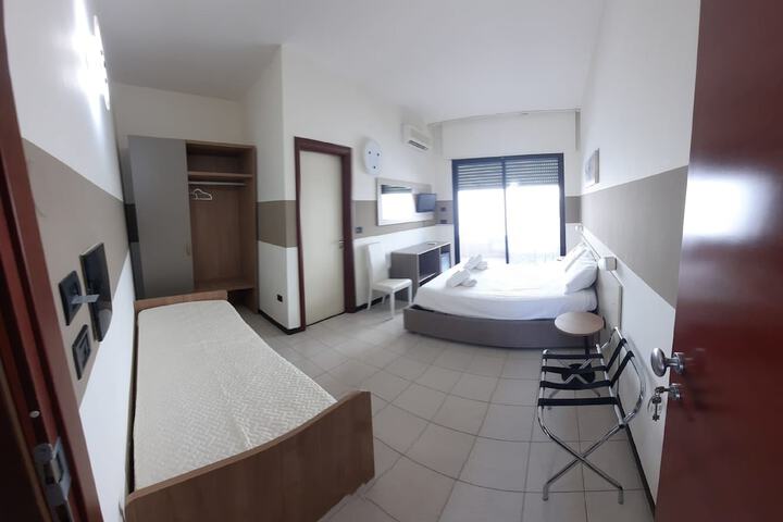 Room 12 of 25