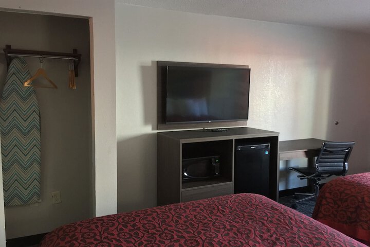 2 Queen Beds (10 of 13)