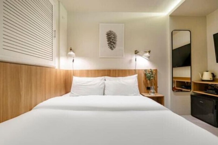 Room 15 of 48