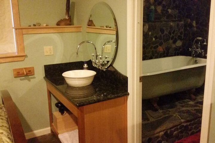 Room 6 of 28