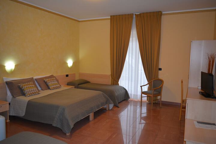 Room 4 of 28