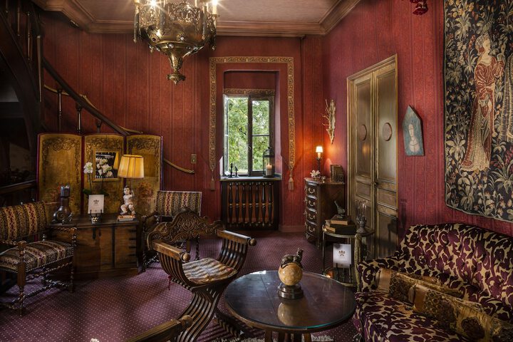 Lobby lounge