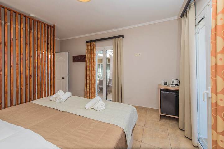 Room 9 of 42
