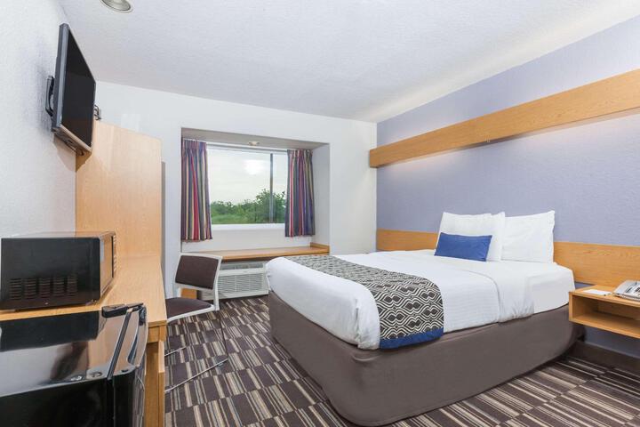 1 Queen Bed (3 of 22)