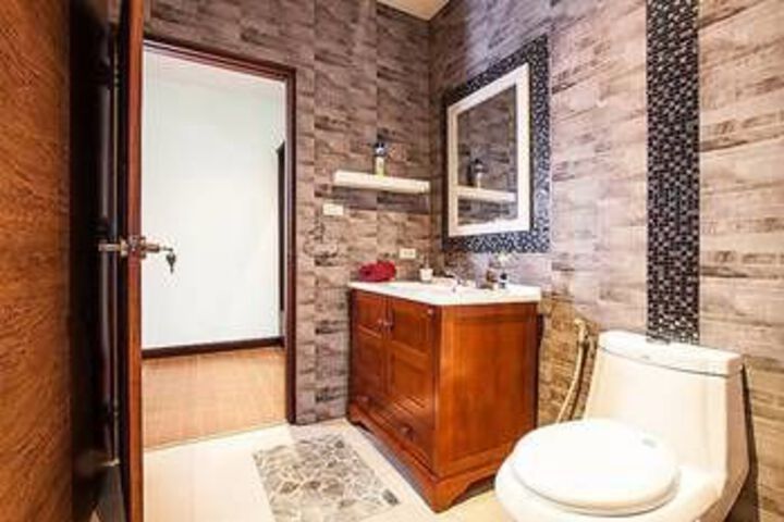 Room 6 of 28