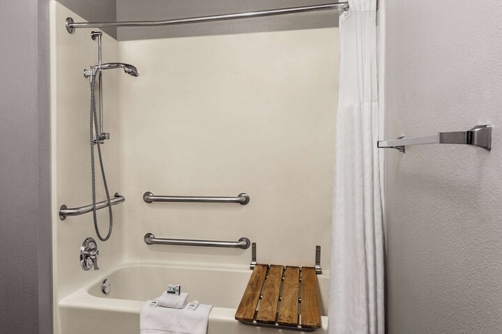 1 Double Bed Mobility Hearing Impaired Accessible Room (3 of 11)