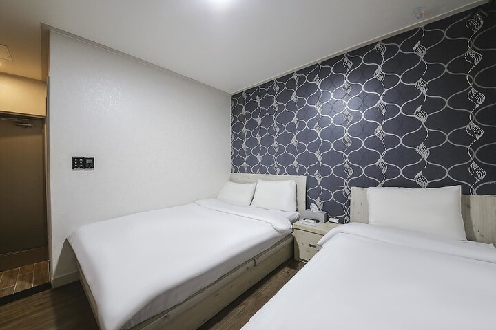 Room 9 of 13