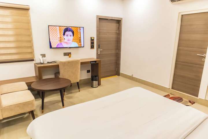 Room 83 of 221