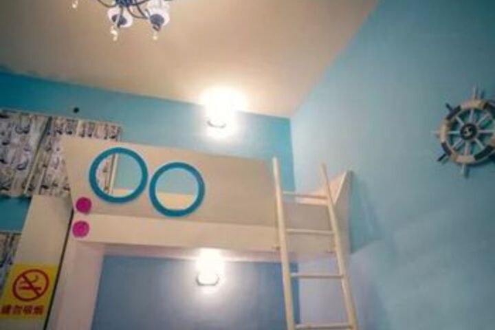 Room 6 of 33