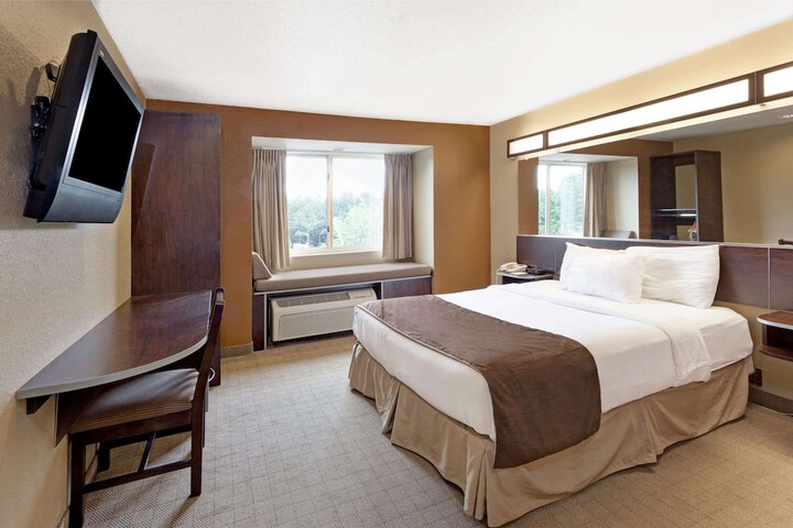1 Queen Bed (27 of 27)