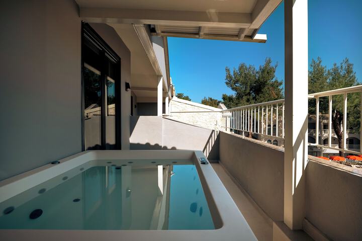 Hot Tub 68 of 86
