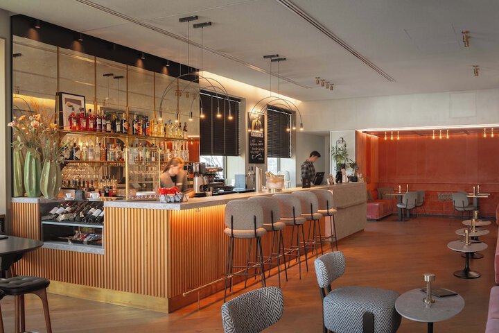 Lounge 103 of 112
