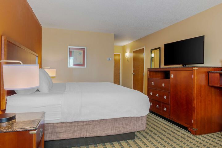 1 King Bed High Speed Internet Accessible Coffee Maker, Hairdryer Iron and Ironing Board (1 of 15)