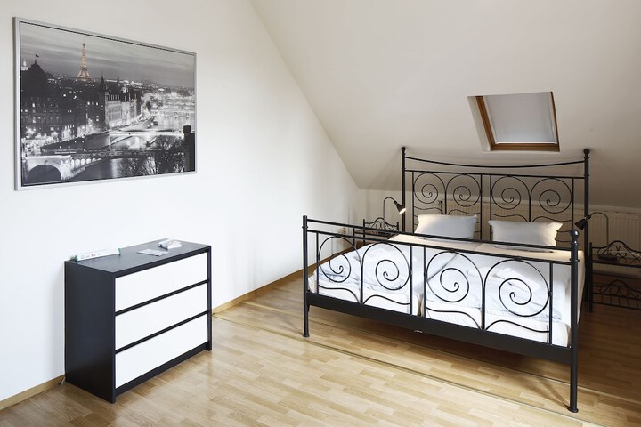 Room 4 of 25