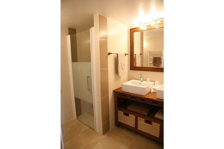 Room 6 of 9