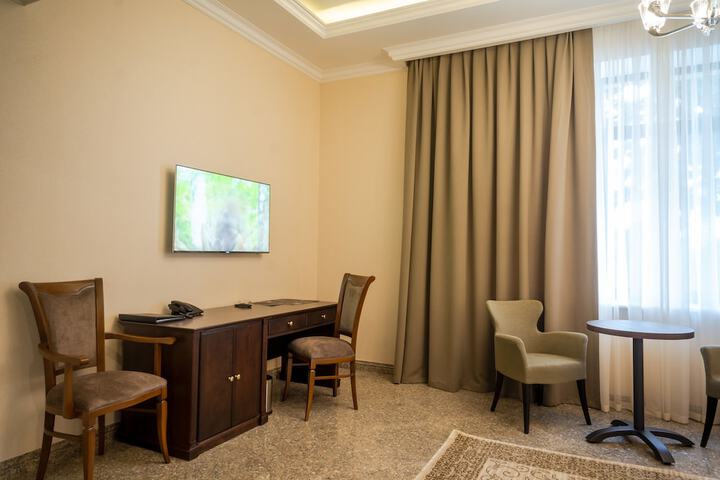Room 6 of 28