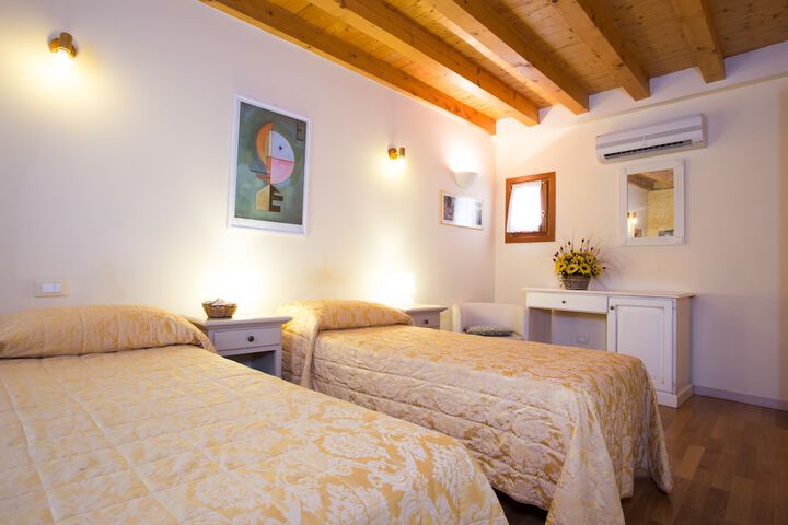 Room 6 of 13