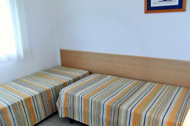 Room 6 of 12