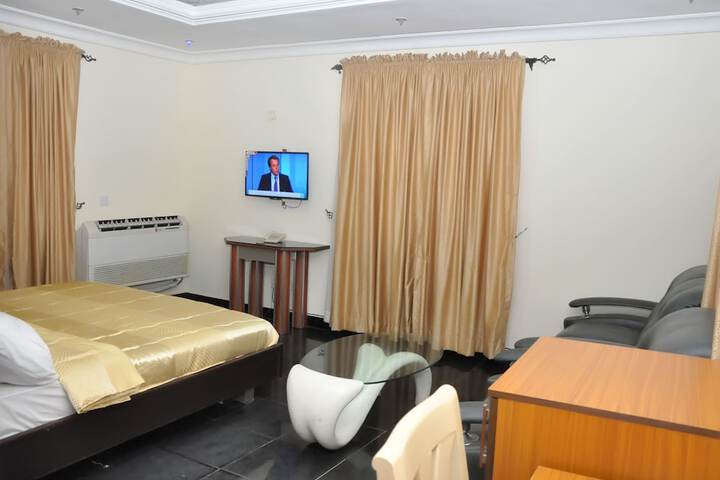 Room 8 of 33