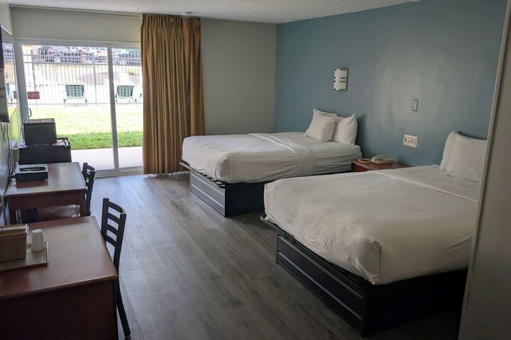 1 Queen Bed (6 of 16)