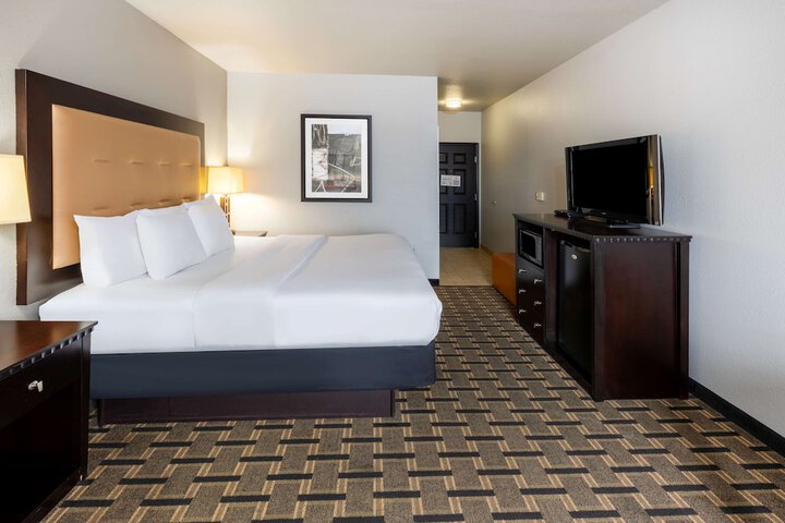 1 King Bed (17 of 17)