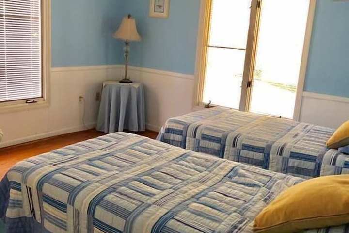 Room 4 of 9