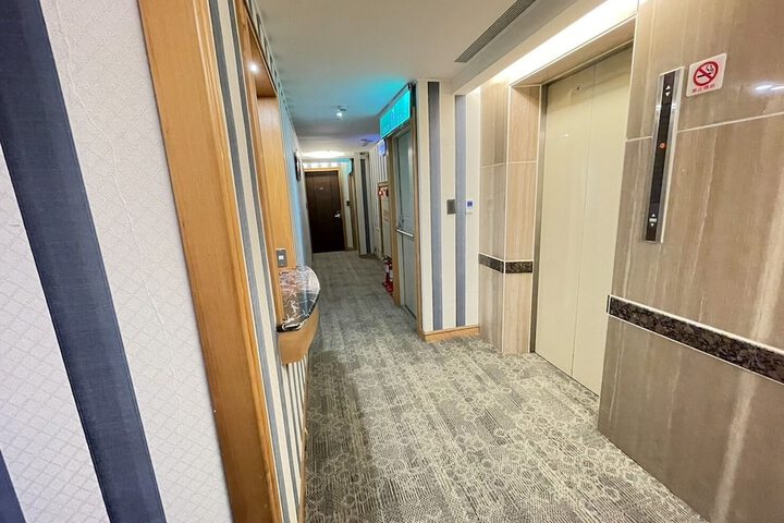 Ballroom/Hall 44 of 45