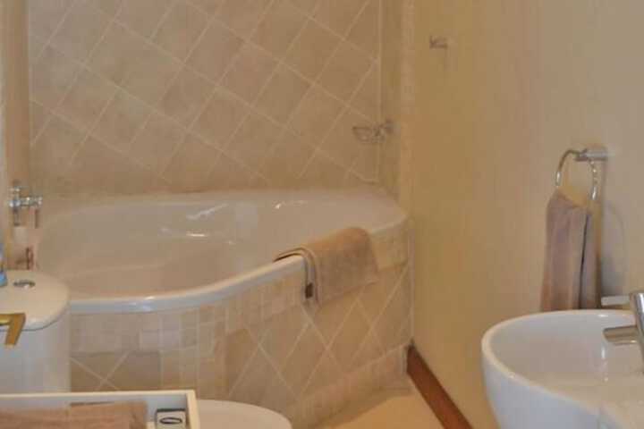 Deep soaking bathtub