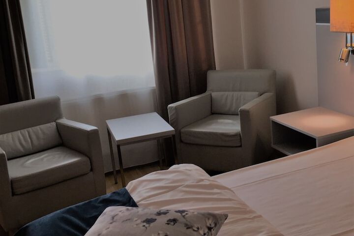 Room 6 of 73