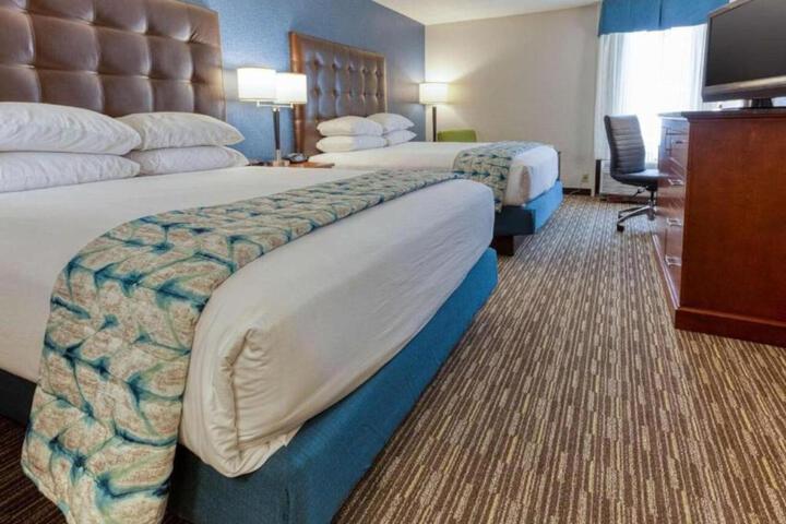 2 Queen Beds (7 of 8)