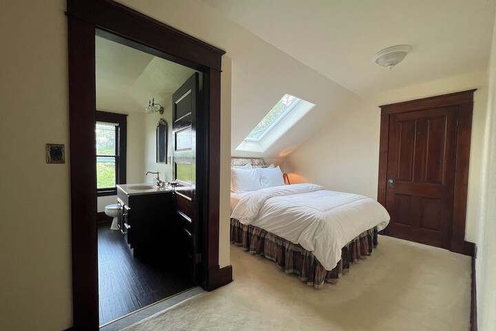 Room 27 of 46