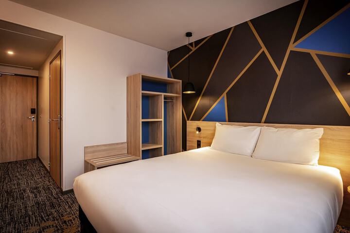 Room 6 of 42