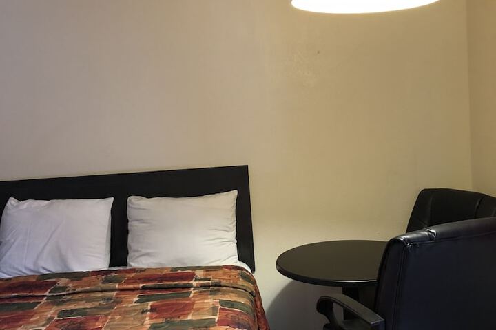 Room 7 of 16