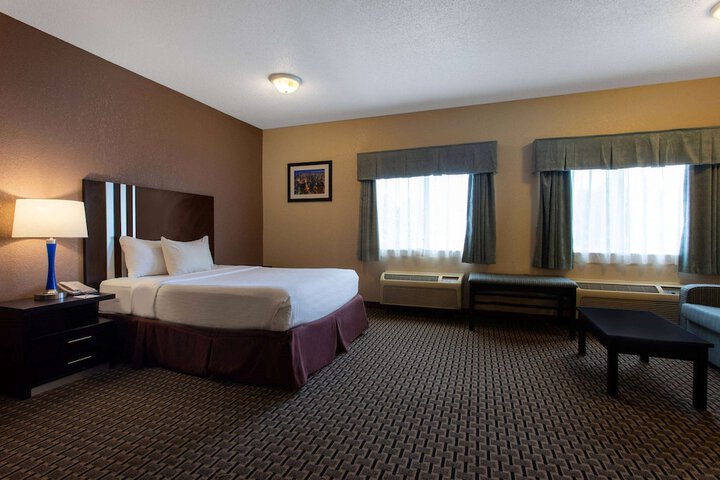 1 King Bed (2 of 13)